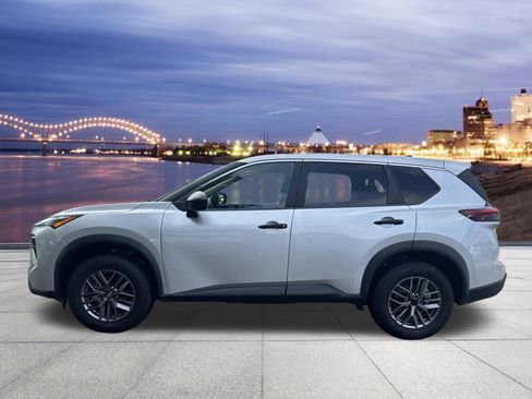 Used 2024 Nissan Rogue S FWD image 2