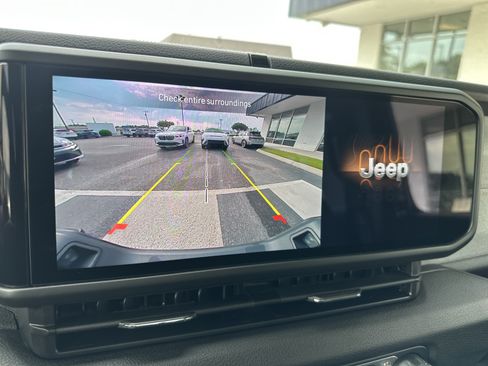 Used 2025 Jeep Gladiator Sport AWD/4WD image 18