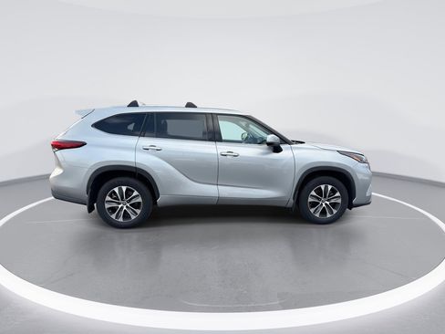 Used 2021 Toyota Highlander XLE image 9