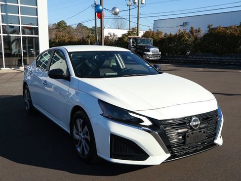 Used 2024 Nissan Altima 2.5 S image 3