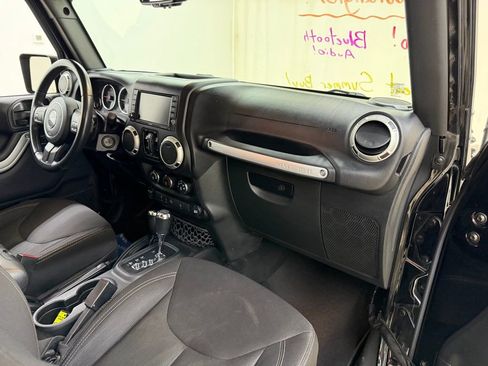 Used 2017 Jeep Wrangler Unlimited Sahara image 12