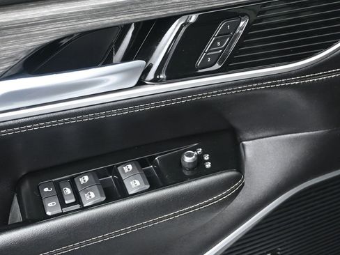 Used 2024 Jeep Wagoneer L Series II w/ Flexible Seating Group image 10