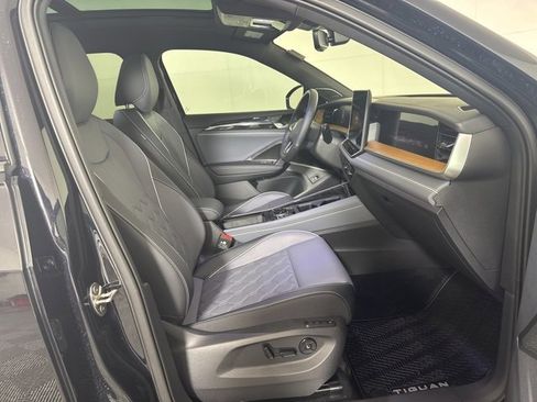 Used 2025 Volkswagen Tiguan SEL R-Line image 4
