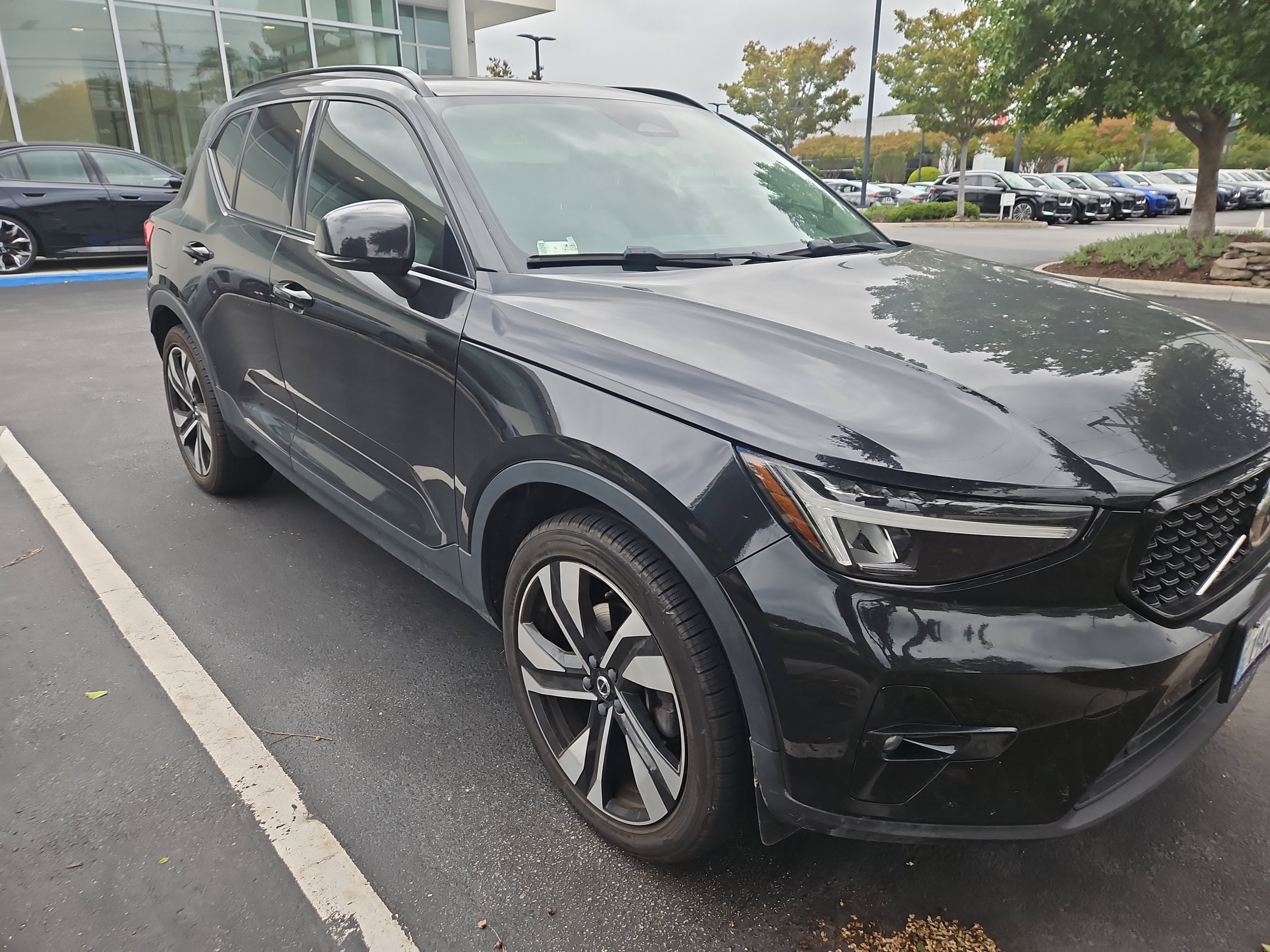 Used 2023 Volvo XC40 B4 Plus w/ Protection Package Premier FWD image 4