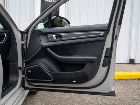 Used 2022 Porsche Panamera GTS w/ Premium Package image 29