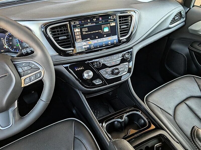 Used 2026 Chrysler Pacifica Limited FWD image 23