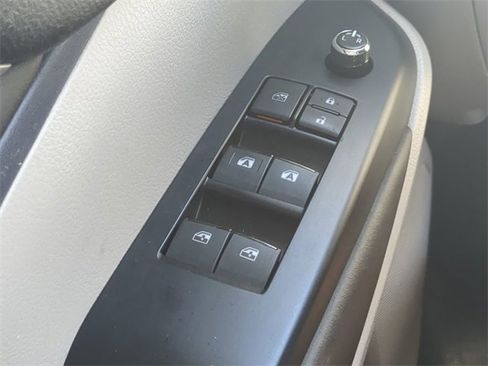 Used 2016 Toyota Highlander XLE image 25