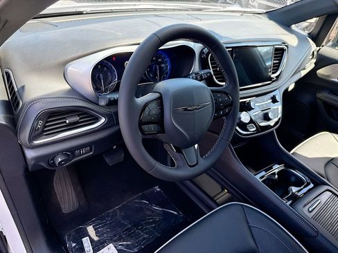 New 2026 Chrysler Pacifica Limited w/ S Appearance Package image 9