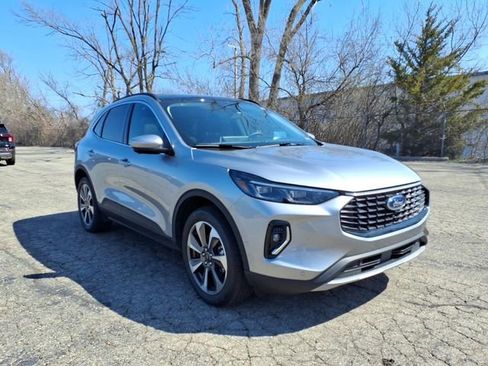 Used 2023 Ford Escape Platinum w/ Premium Technology Package image 3