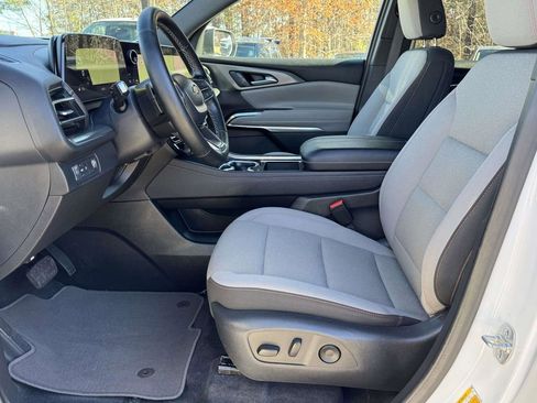 Used 2025 Chevrolet Traverse LT image 21