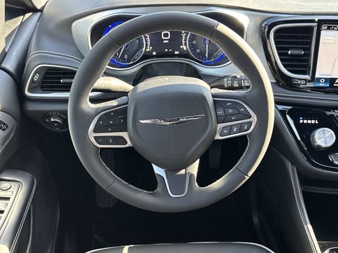 New 2026 Chrysler Pacifica Limited image 15
