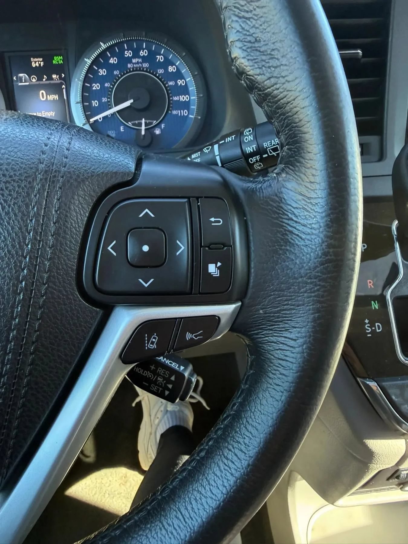 Used 2018 Toyota Sienna XLE w/ XLE Navigation Package FWD image 32