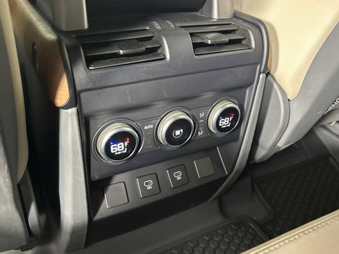 Used 2023 Land Rover Defender 110 SE AWD/4WD image 23