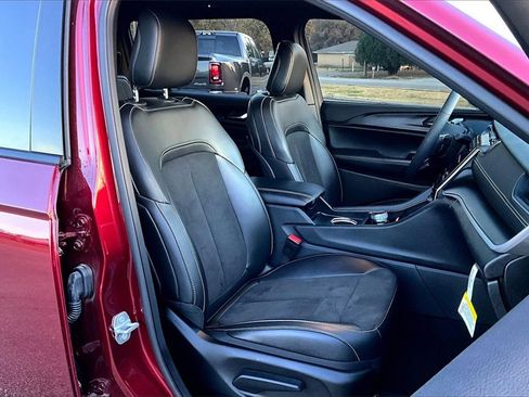 Used 2025 Jeep Grand Cherokee L Altitude image 7