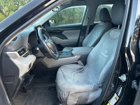 Used 2023 Toyota Highlander LE FWD image 16