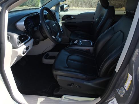 Used 2023 Chrysler Pacifica Touring-L image 11