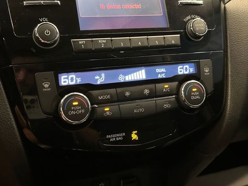 Used 2016 Nissan Rogue SV AWD/4WD image 15
