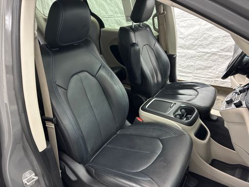 Used 2021 Chrysler Pacifica Touring-L FWD image 15