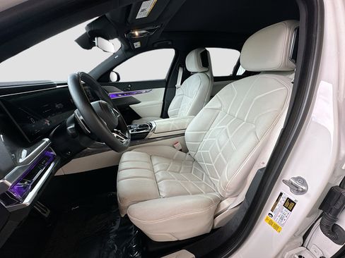 Used 2023 BMW 740i w/ Executive Package image 22