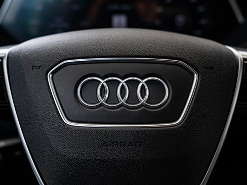 Used 2021 Audi e-tron Prestige w/ Prestige Package image 32