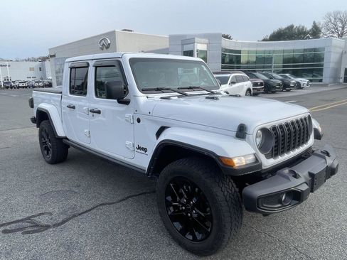 Used 2025 Jeep Gladiator Sport image 3