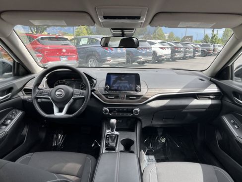 Used 2025 Nissan Altima 2.5 SV AWD/4WD image 24
