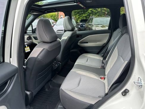 Certified 2025 Subaru Forester Premium AWD/4WD image 26