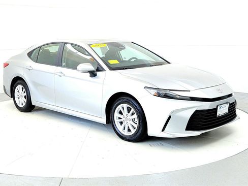 Used 2025 Toyota Camry LE image 7