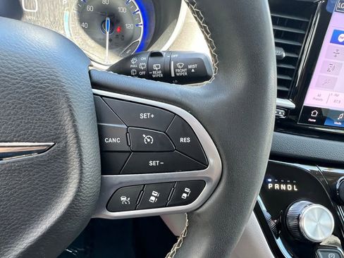 Used 2023 Chrysler Pacifica Touring-L image 33