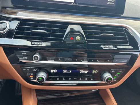 Used 2023 BMW 530e w/ M Sport Package image 34