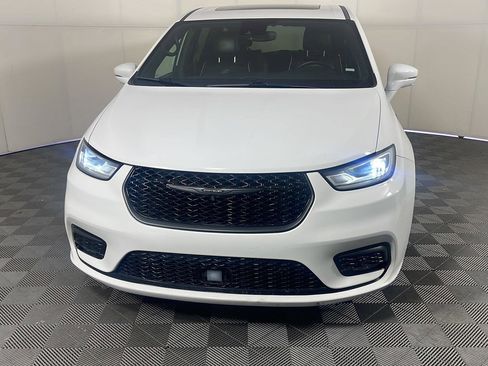 Used 2022 Chrysler Pacifica Limited w/ Uconnect Theater Family Group FWD image 3