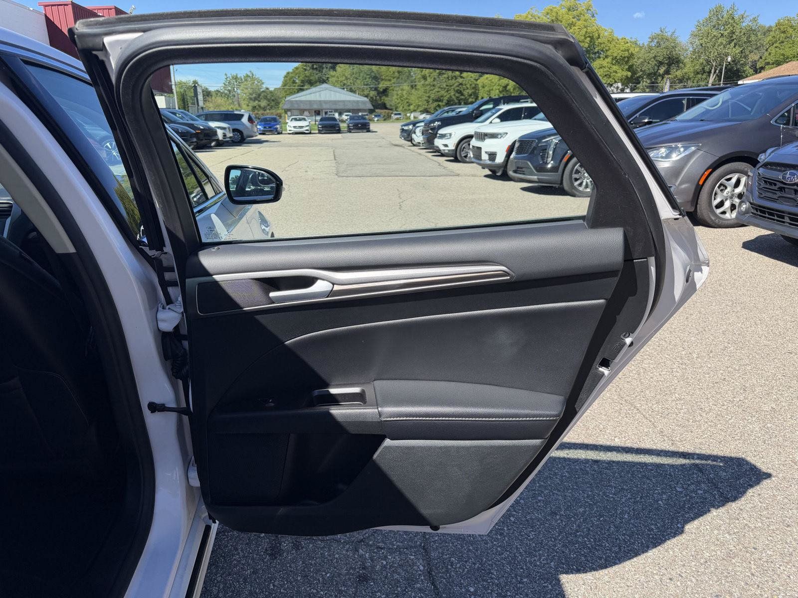 Used 2017 Ford Fusion Energi SE FWD image 24