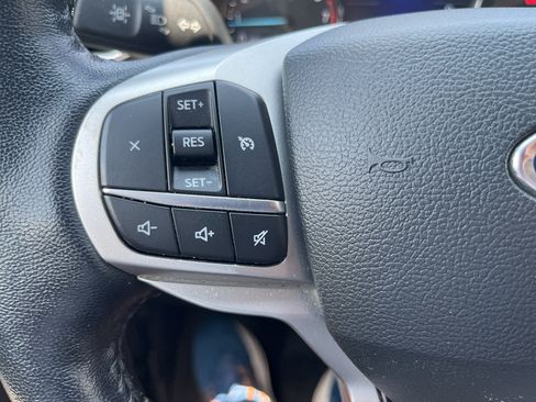 Used 2022 Ford Explorer XLT w/ Equipment Group 202A AWD/4WD image 16