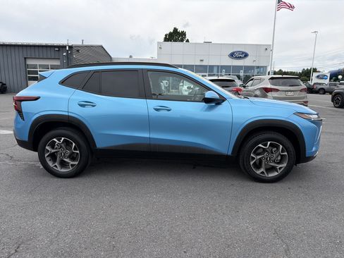 Used 2025 Chevrolet Trax LT FWD image 2