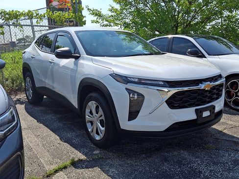 Used 2026 Chevrolet Trax LS FWD image 3
