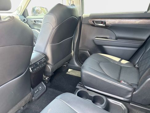 Used 2025 Toyota Highlander Platinum AWD/4WD image 14