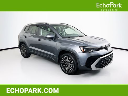 Used 2025 Volkswagen Taos SE FWD image 1