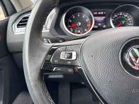 Used 2021 Volkswagen Tiguan SE w/ Panoramic Sunroof Package FWD image 17