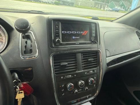 Used 2019 Dodge Grand Caravan SE FWD image 5