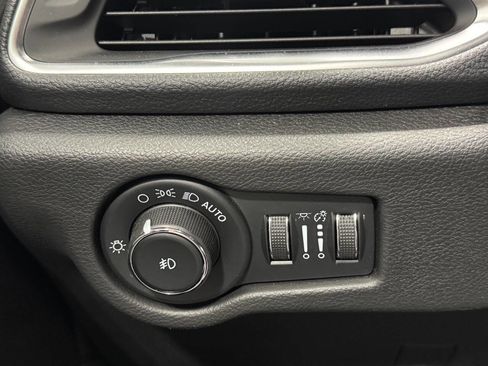 Used 2023 Chrysler Pacifica Limited w/ Uconnect Theater Family Group image 40