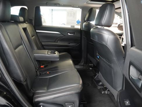 Used 2019 Toyota Highlander XLE AWD/4WD image 35