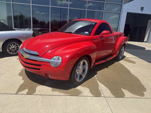 Used 2005 Chevrolet SSR w/ Preferred Equipment Group RWD image 7