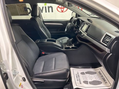 Used 2017 Toyota Highlander Plus image 12