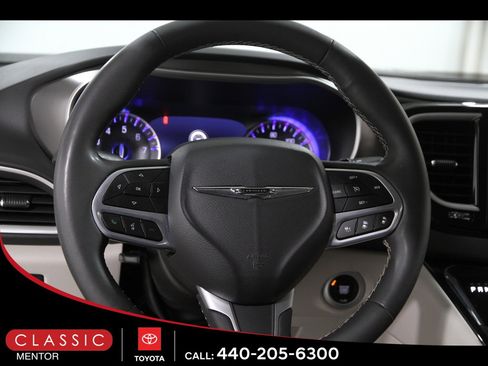Used 2023 Chrysler Pacifica Touring-L image 7