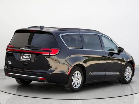 Used 2022 Chrysler Pacifica Touring-L FWD image 2