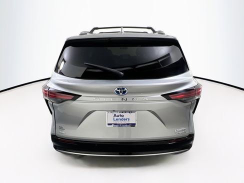 Used 2022 Toyota Sienna Limited image 6