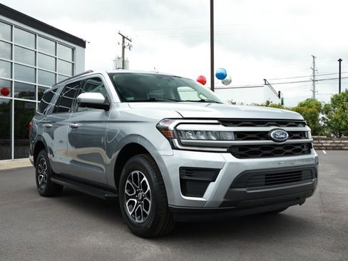 Used 2024 Ford Expedition XLT RWD image 3