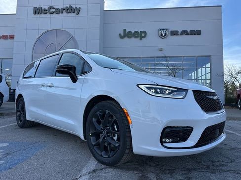 New 2026 Chrysler Pacifica Select image 1