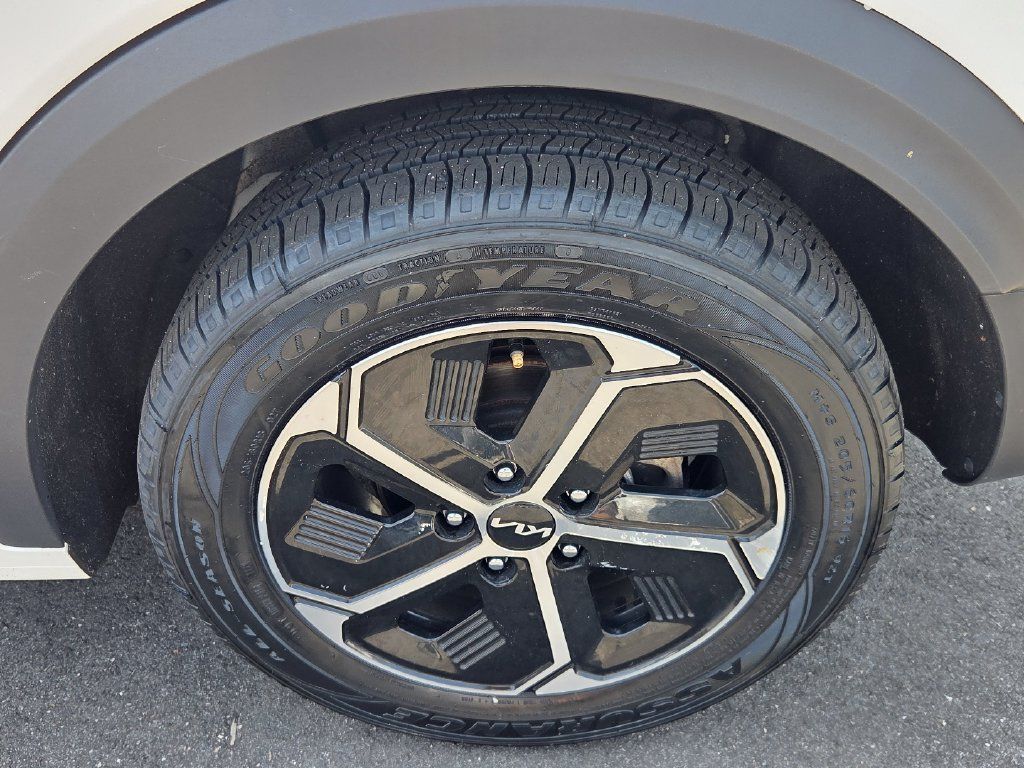 Used 2023 Kia Niro EX w/ EX Cold Weather Package FWD image 10