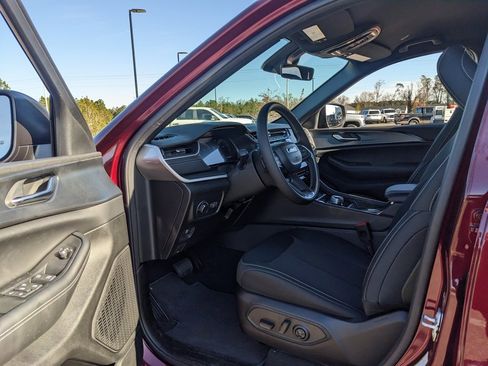 New 2025 Jeep Grand Cherokee Laredo image 31
